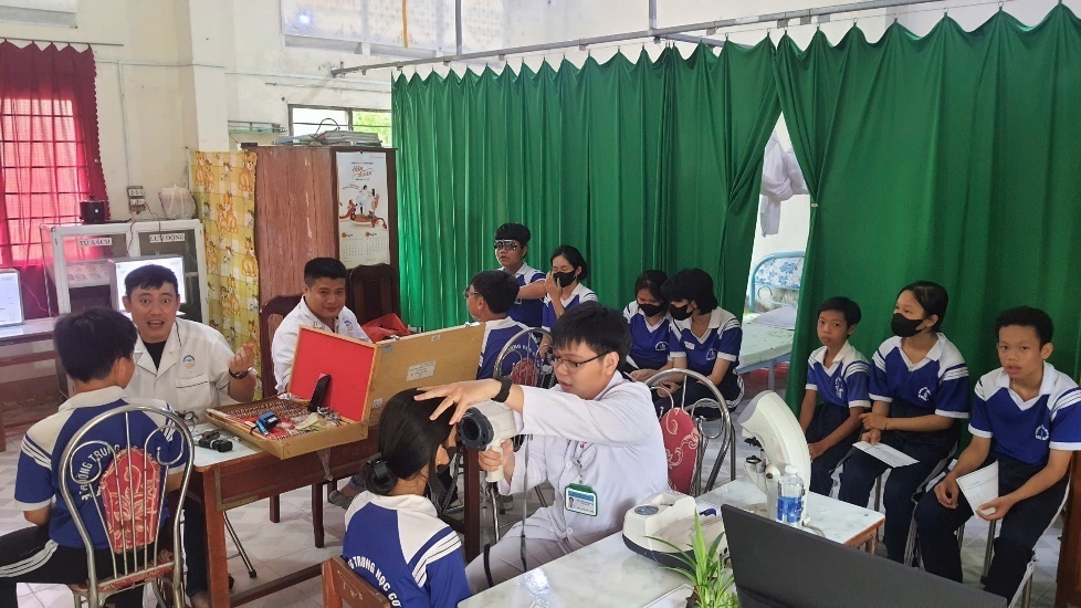 Khám khúc xạ cho học sinh THCS tại Huyện Bình Tân 10/2024